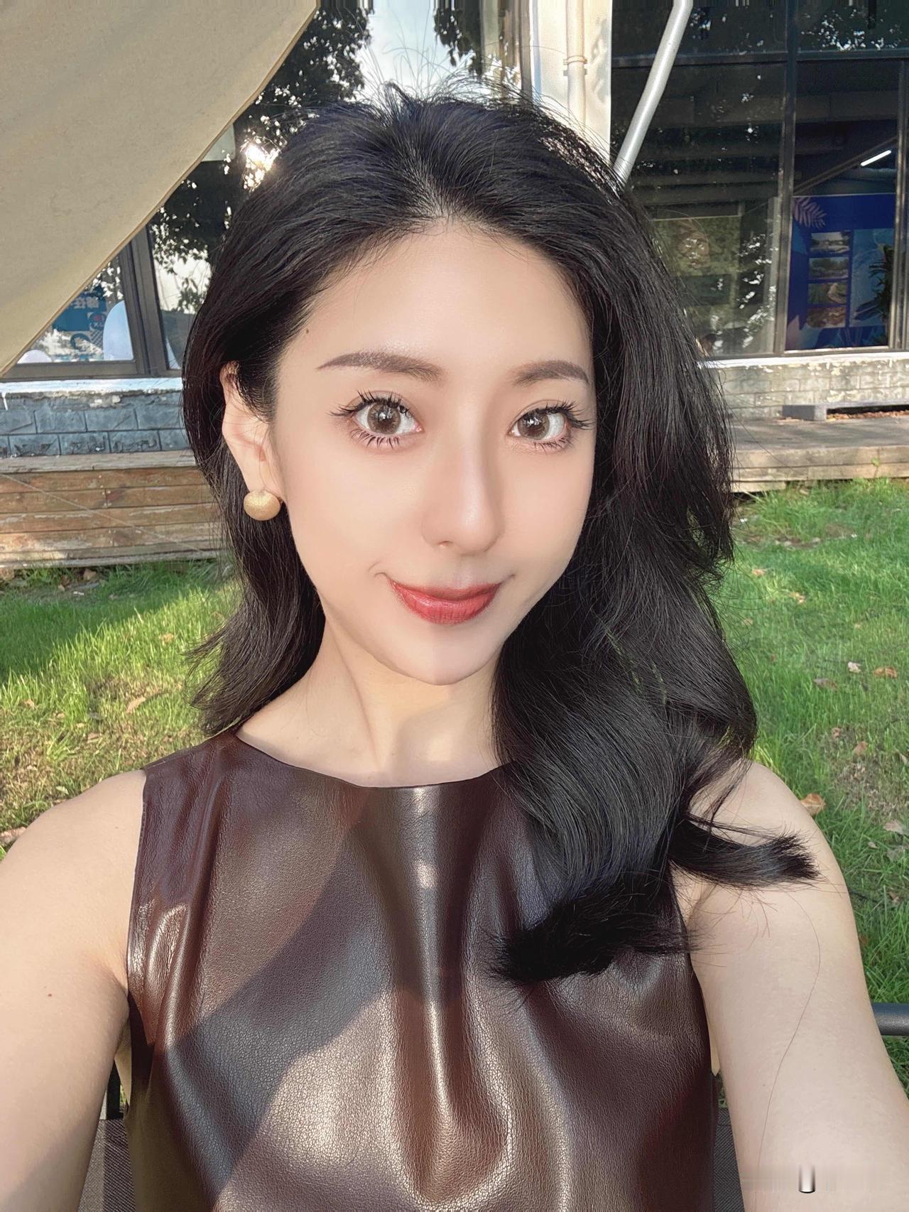 阳光下的甜美笑容，自然妆容下的清新自然
