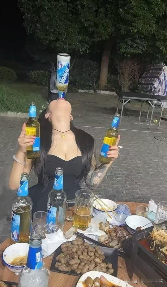 女领导的白酒酒量是八两，她说的！她说过她喝多了，会把心里的话全说出来。我一直