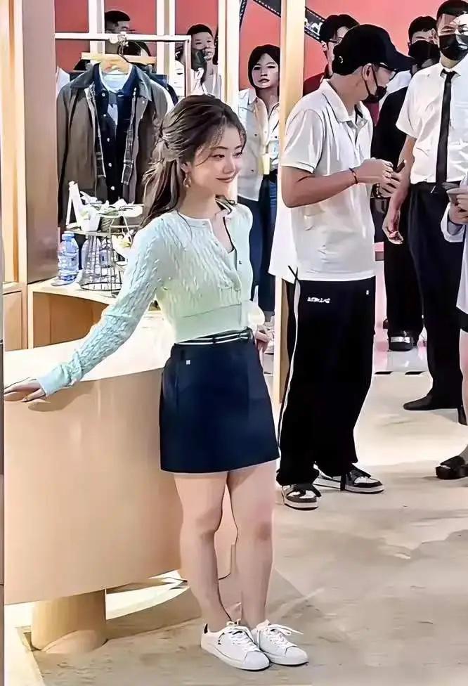 果然不红是有原因的，你看谭松韵多可惜，明明有演技，娃娃脸讨人喜，却偏偏栽在身