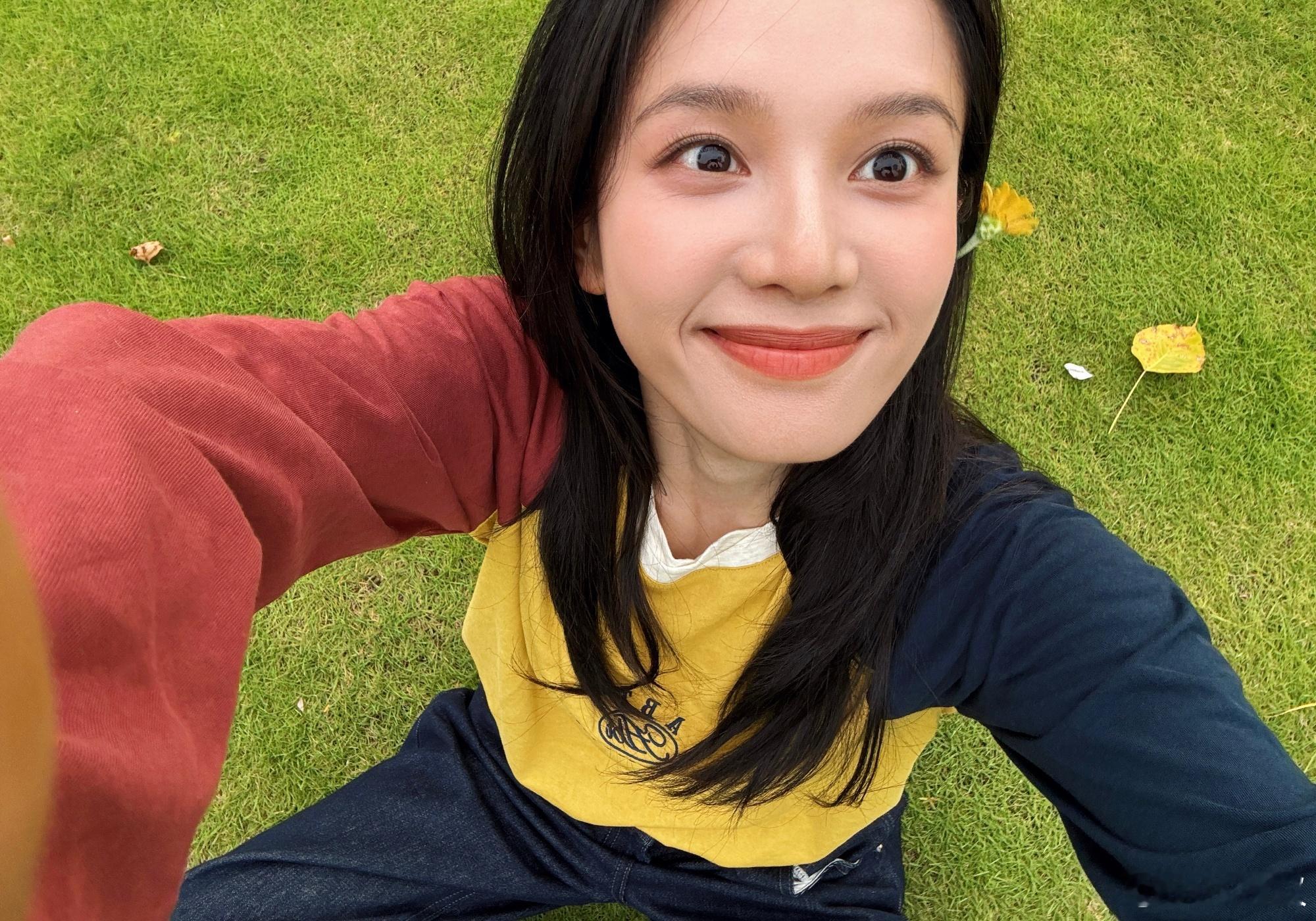 张婧仪仰拍镜头张婧仪和日落🌇的合影[爱心]超美的​​​