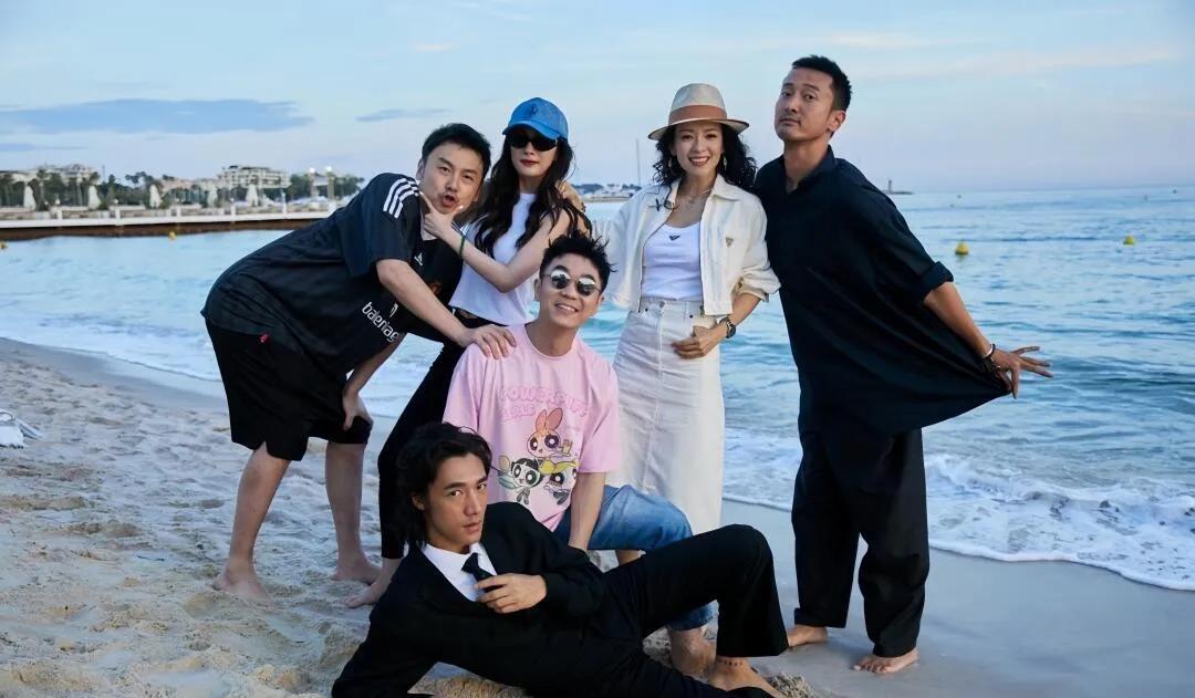 杨幂在《酱园弄》剧组也太吃得开了吧！跟谁都能聊得热火朝天，妥妥的“团宠”一枚！