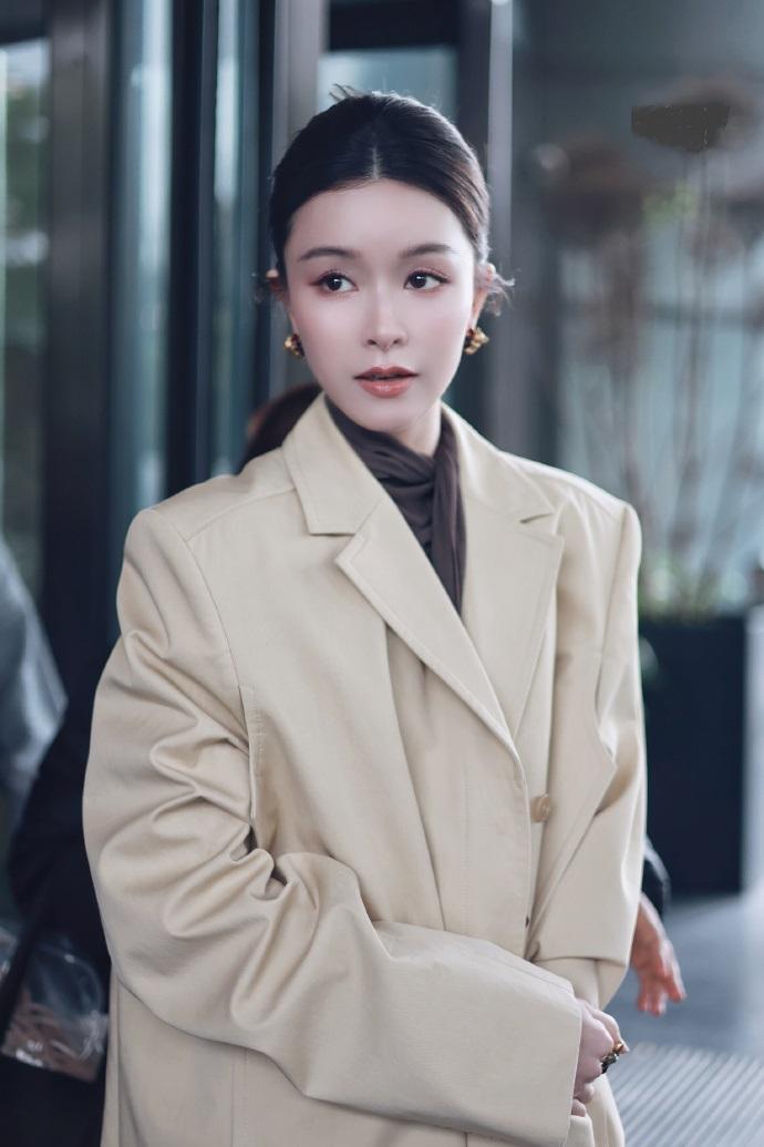最近文咏珊在外出的时候搭配的很有气质，看上去年轻又迷人，真的好美。文咏珊里面
