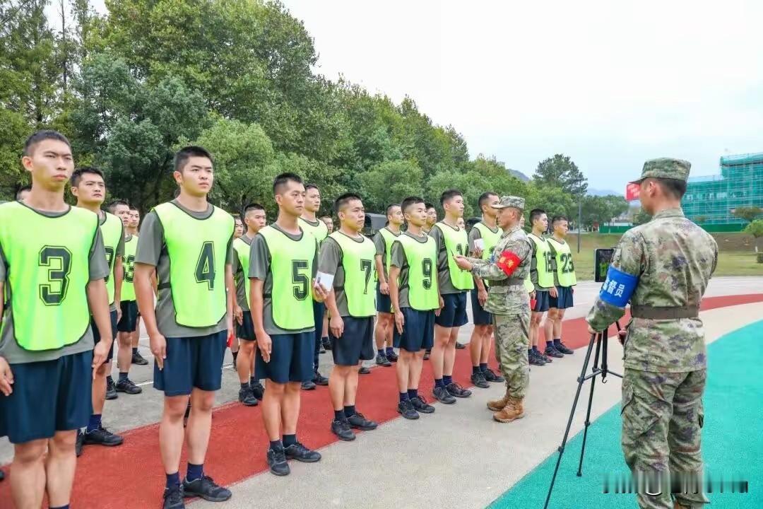 第72集团军新排长集训队中期考核开展多科目内容：第72集团军新排长集训队迎来中期