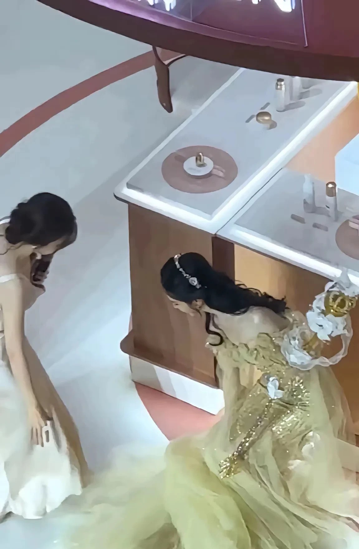 陈都灵还是太权威了，勾引女孩子的事全干了线下活动，主持人想帮陈都灵整理裙摆