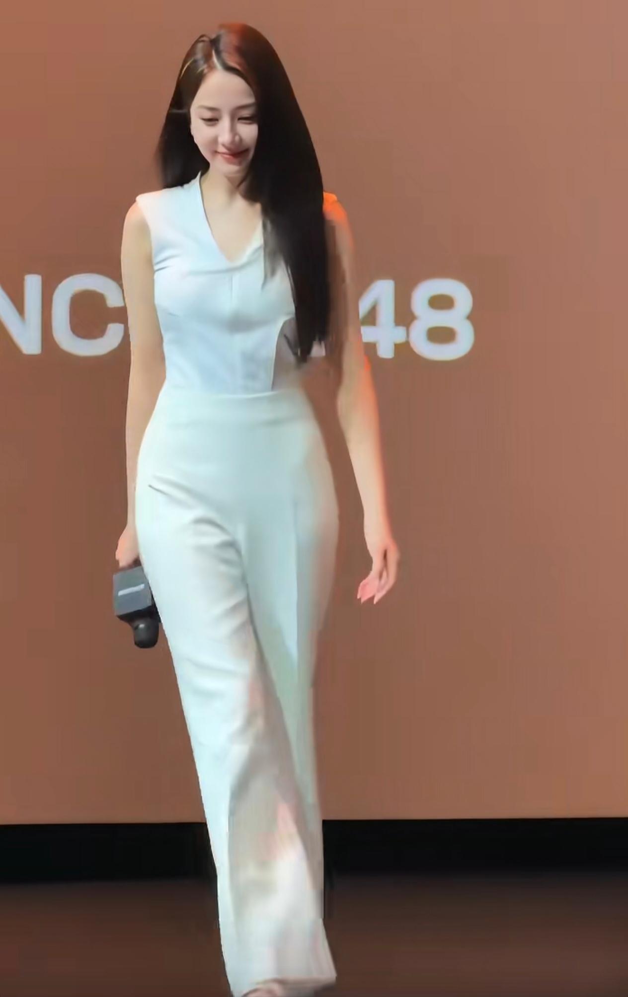 2026年7月3日，迪丽热巴作为路虎卫士全驭代言人亮相上海发布会。一身简约纯