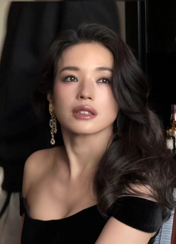 YU7代言人还是舒淇舒淇的美太有辨识度了，红唇浅笑自带韵味，眼神里藏着故事感，