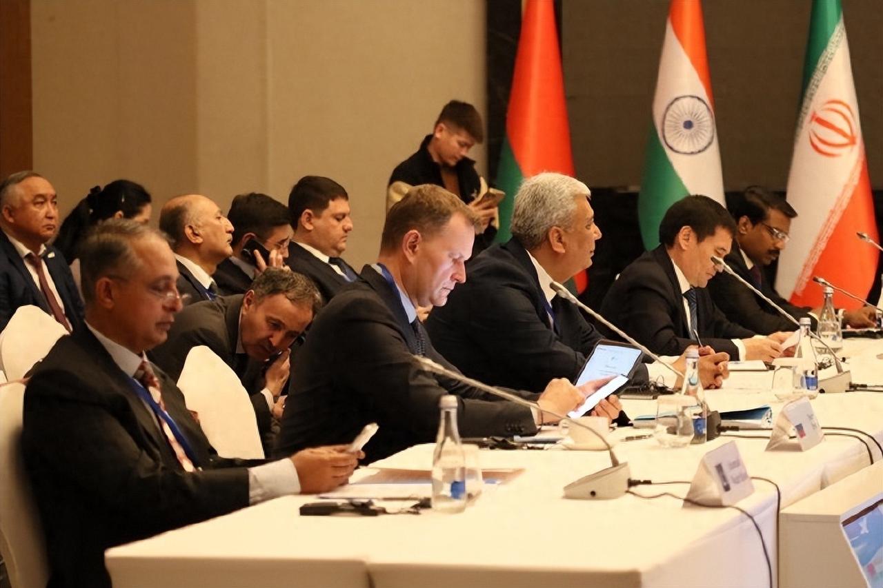 俄放弃不切实际幻想，在中国战略工程上松口，顺手送人情还获潜在巨大利好！新华社