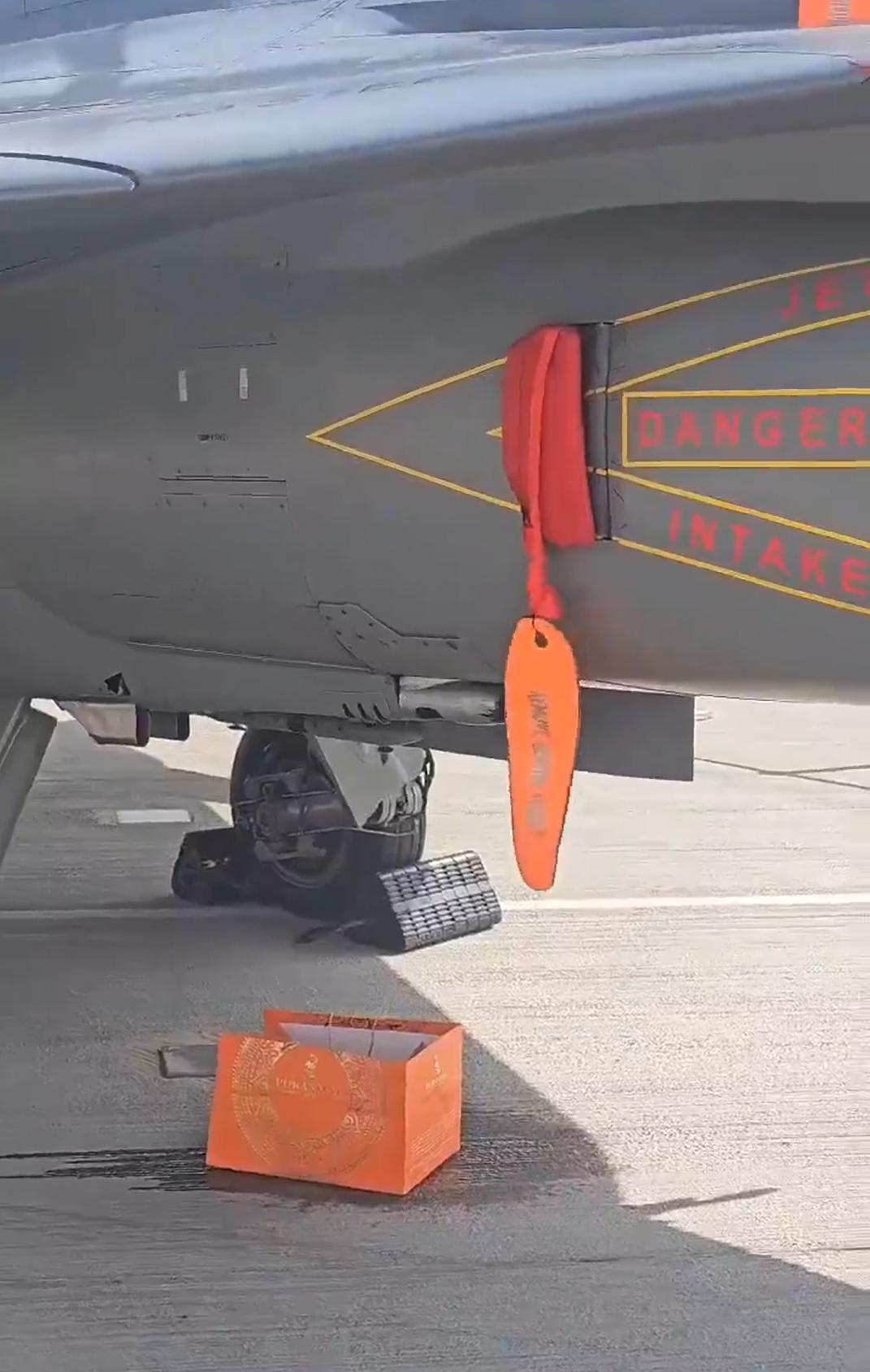 光辉战机漏油了，还是在沙特的航空展上。漏油就漏油吧，但还是有几个地方不明白：