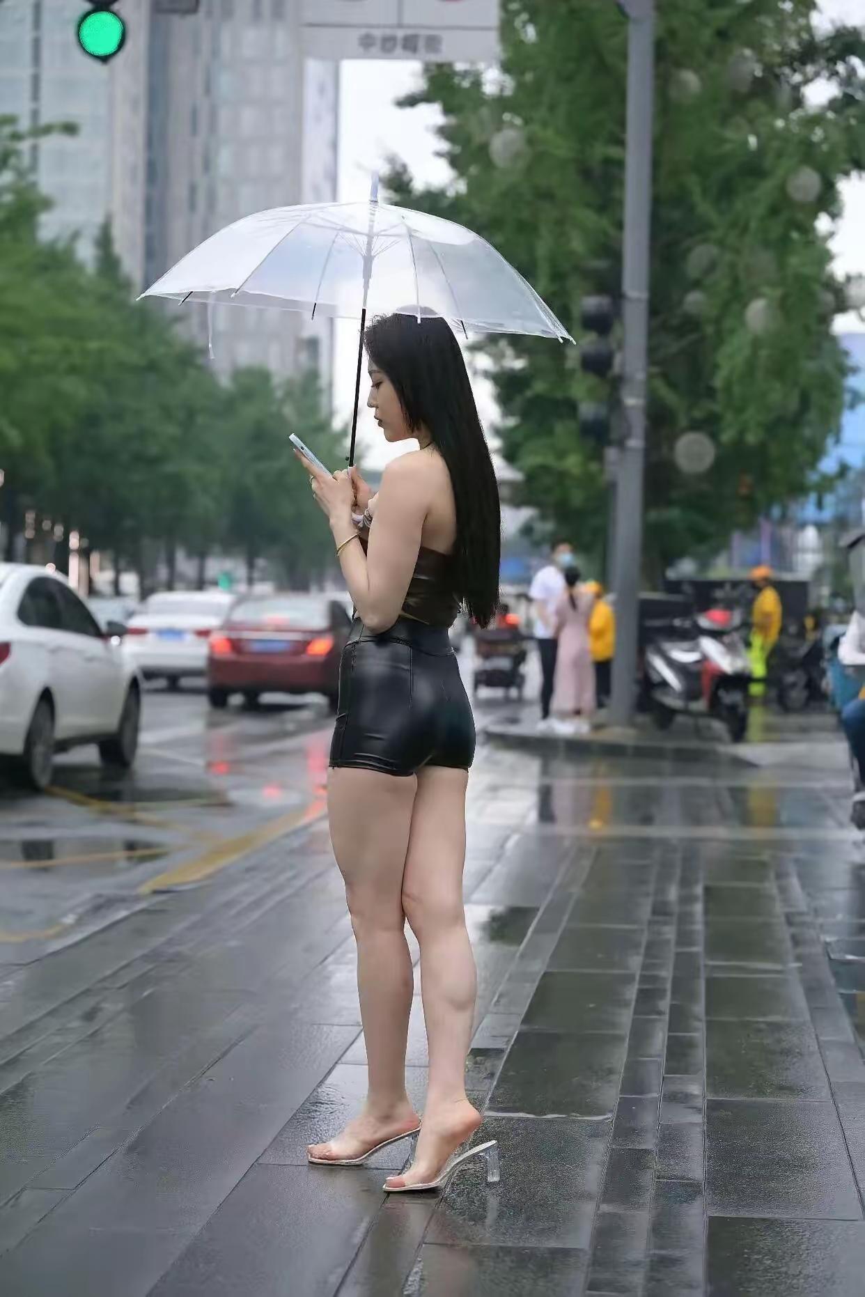 极品美女，为我们的市容市貌，增添一抹靓丽风景。