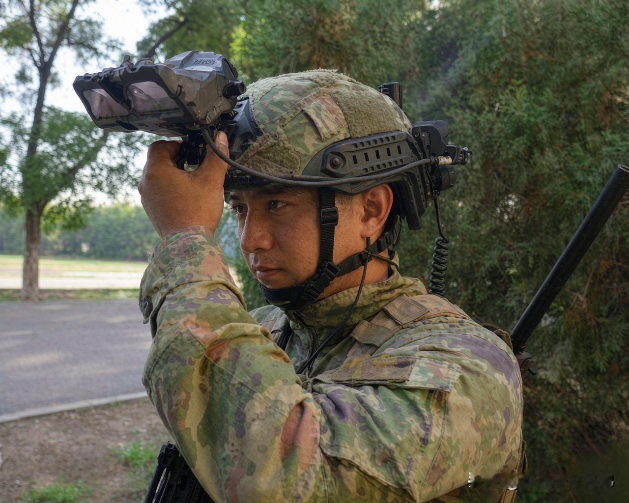我军侦察兵与特种兵装备的新型多功能头盔不错，信息化成度相当高……[赞][赞][赞