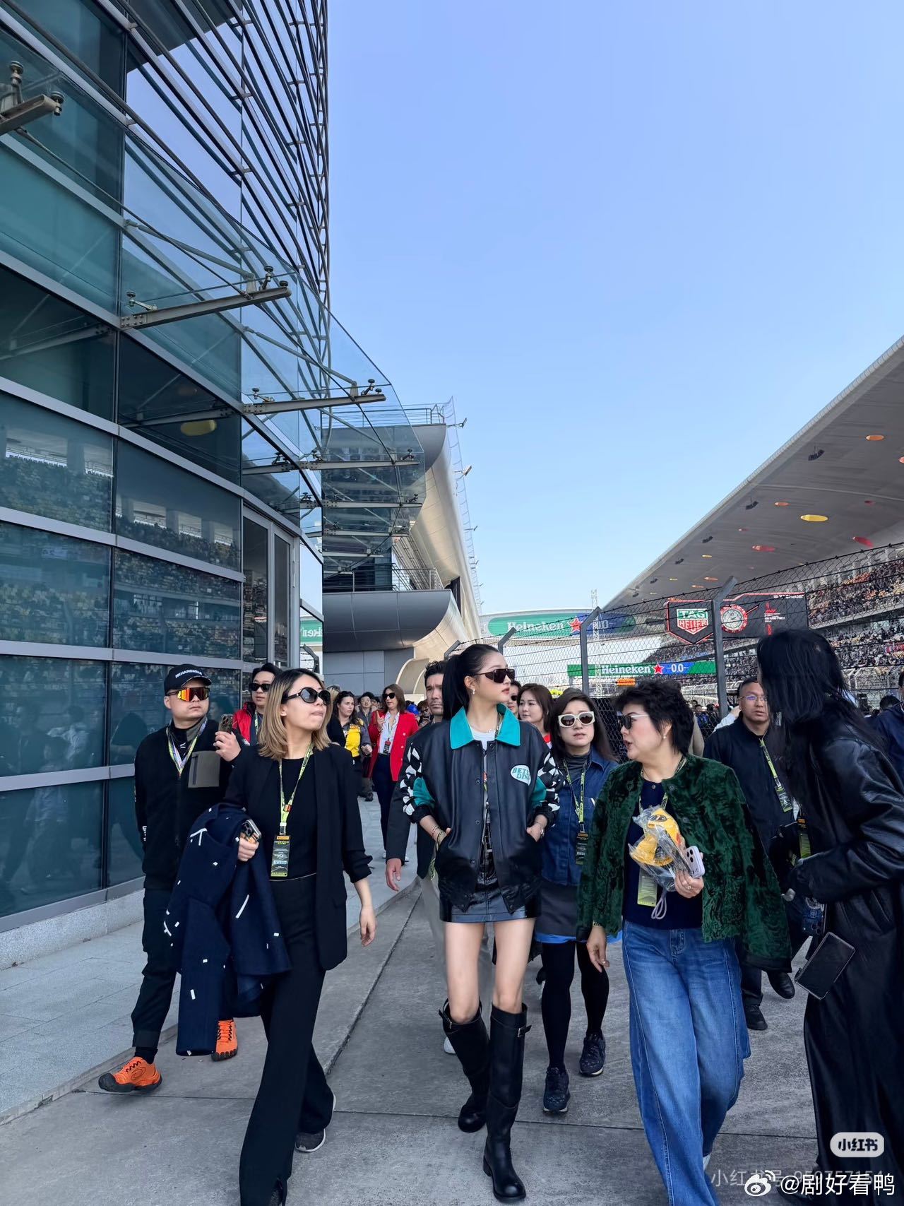 上海F1偶遇关晓彤咱就是说在F1上海站偶遇关晓彤也太幸运了吧😤她高马尾长筒靴