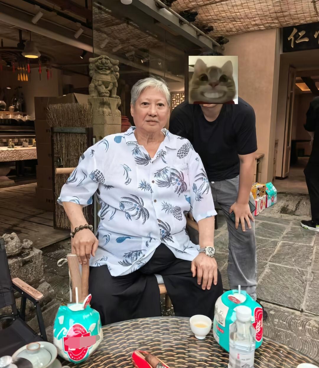 75岁洪金宝和家人一起到云南度假，他在一家茶庄和朋友们聚会，一边喝茶一边抽雪茄，