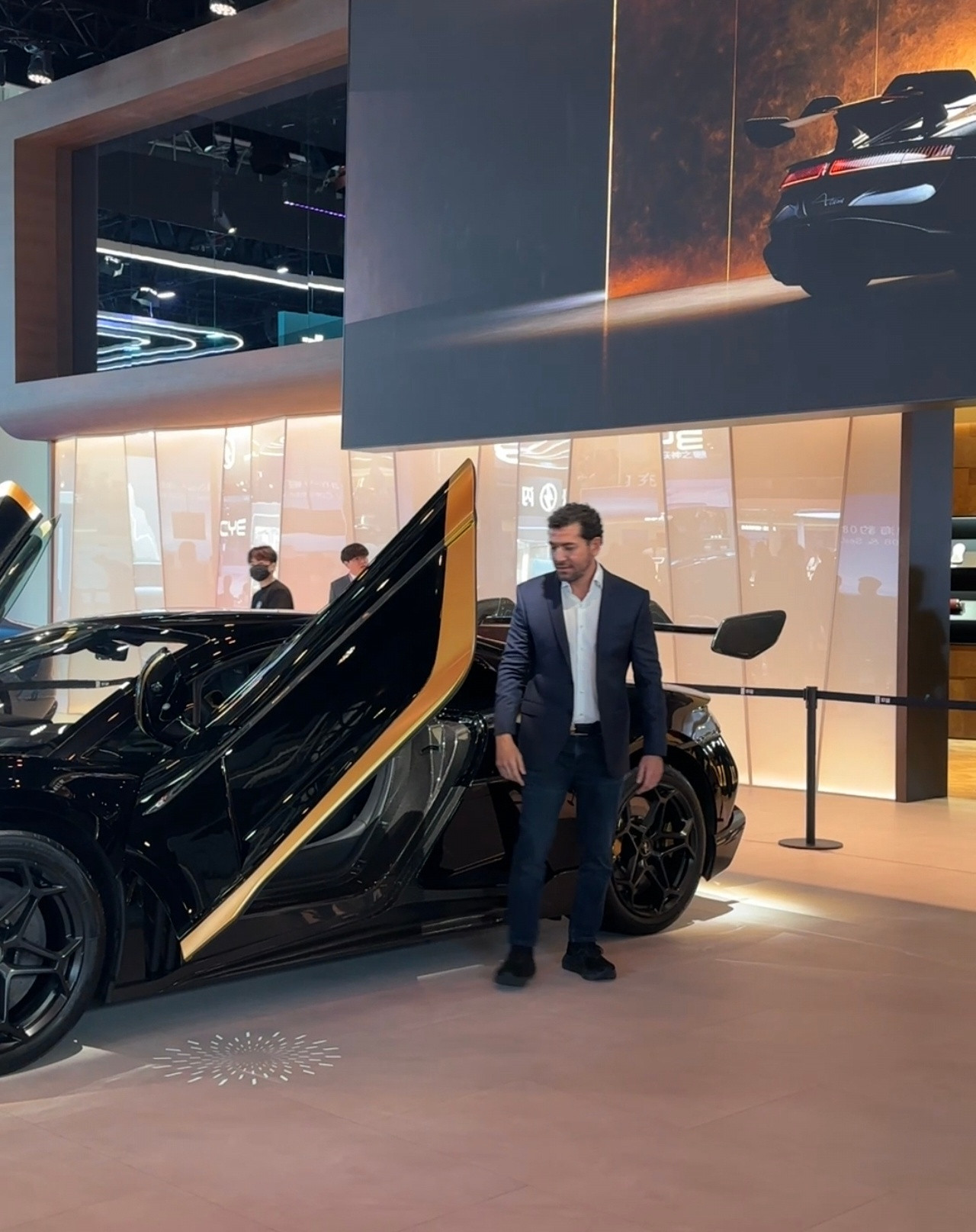 国际富豪车展买走2000万超跑这次车展，比亚迪展台是真的火，也是挺豪横的，包下