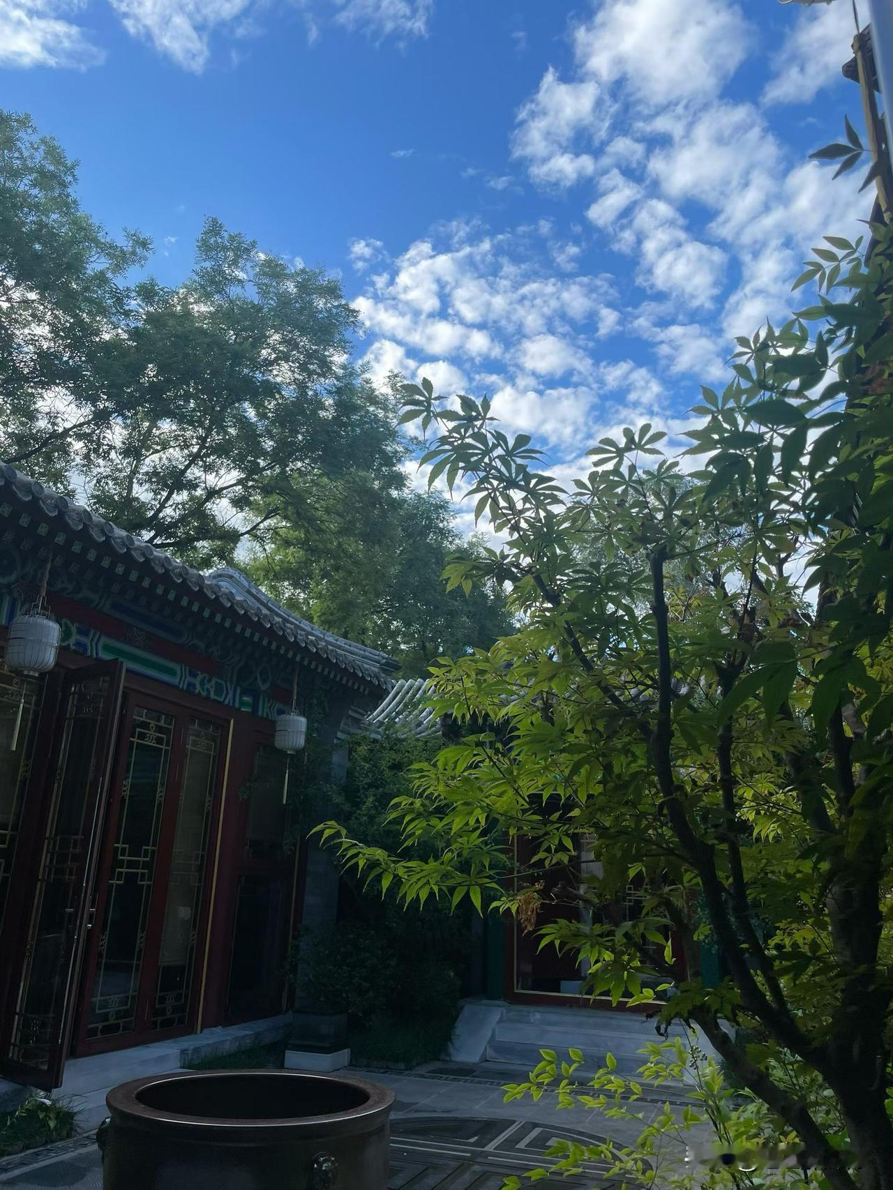 今天上午和一位路人闲聊，他说他是烟厂退休的职工，现在退休金一个月能拿到一万多！他