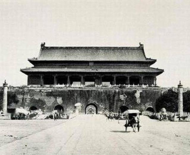 1969年末的北京，风刮得紧。中央下了令，天安门城楼要拆了重建——木结构老化