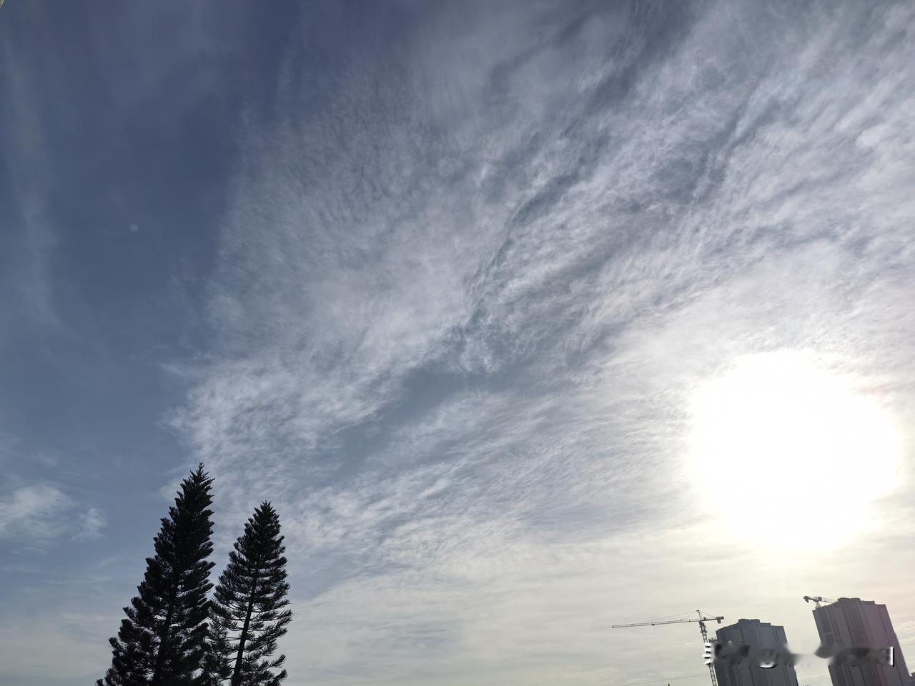 台风叠加冷空气将给广东省沿海带来持续较长时间的大风，天气持续晴朗干燥，需要注意防