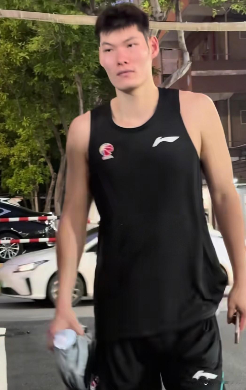 王洪泽请客吃饭！刘李到东莞参加广东男篮试训后，这名球员经常跟球队加练到晚上。据