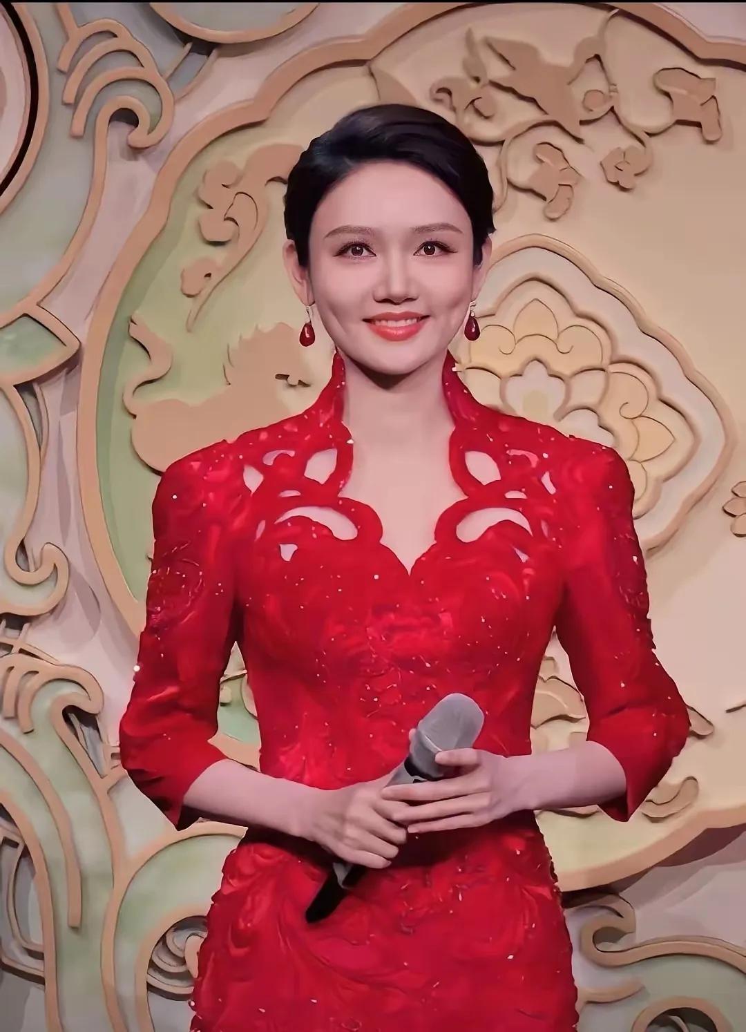 龙洋身上有个弱点，她可能永远都改不了，不是她不漂亮，也不是主持不好，而是她的