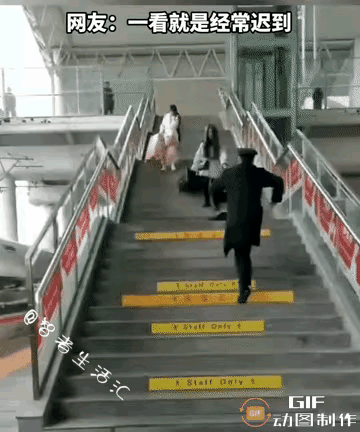 “太给力了”！一列车员看见小姑娘拎着行李箱下台阶，列车马上就要启动，情急之下，他