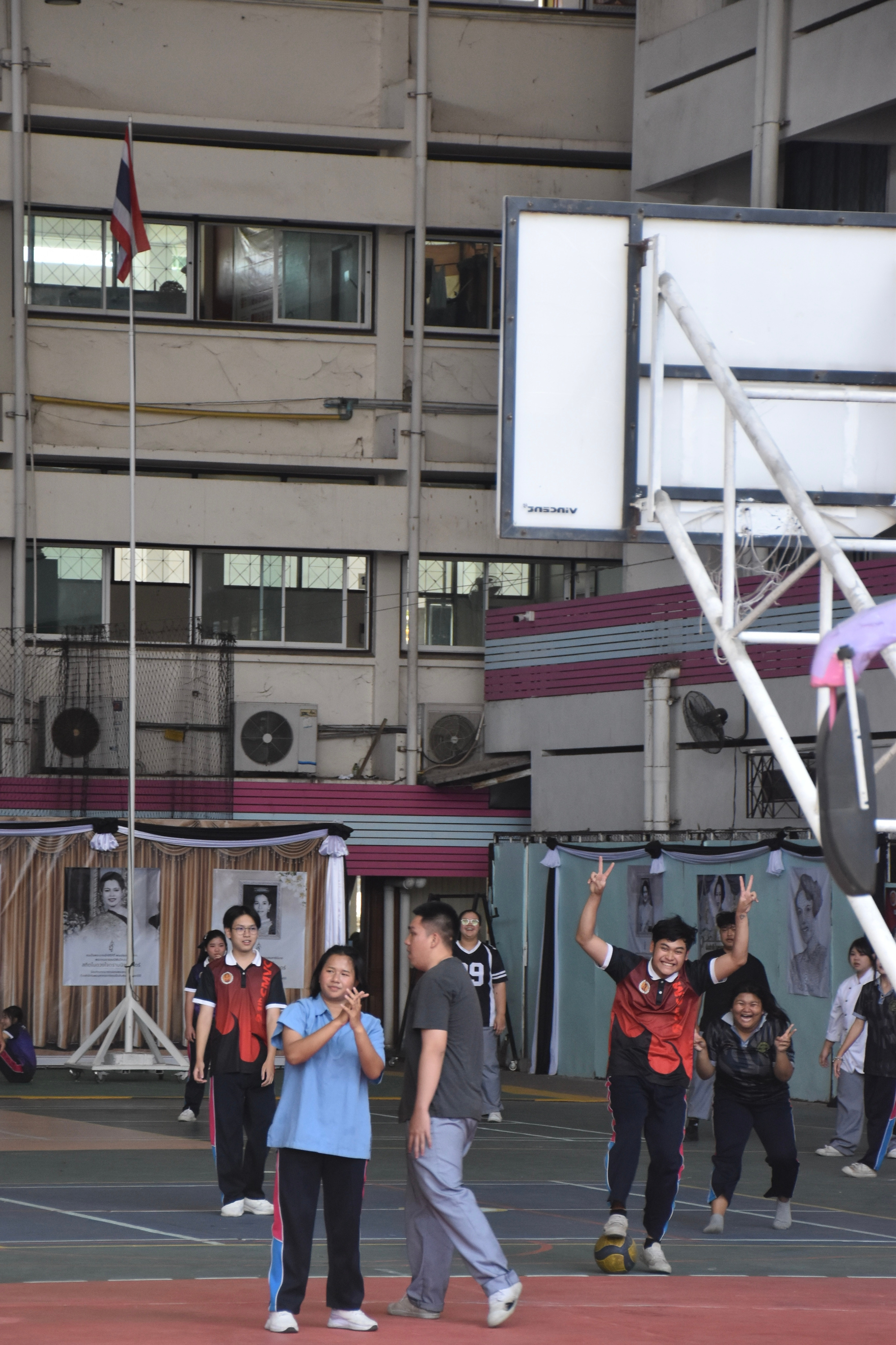 清迈的学生太e了，看到我在拍他们午间休息打球，立马冲过来对着镜头比，学校门口的路