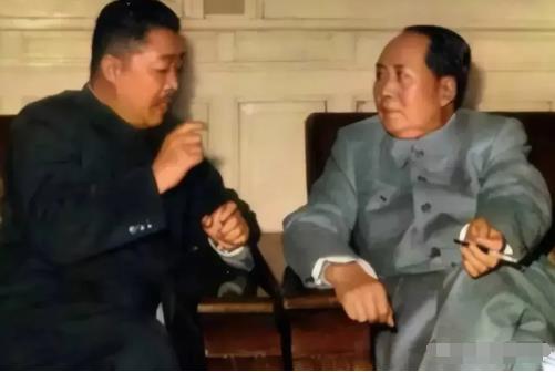 1954年，贺龙调任国家副总理，有一次，贺龙去参加一个重要会议，毛主席和贺龙两人