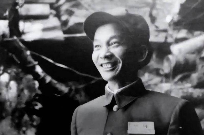 华国锋、汪东兴、李德生,这三个名字凑在一张合影里,不是巧合。1977年4月,
