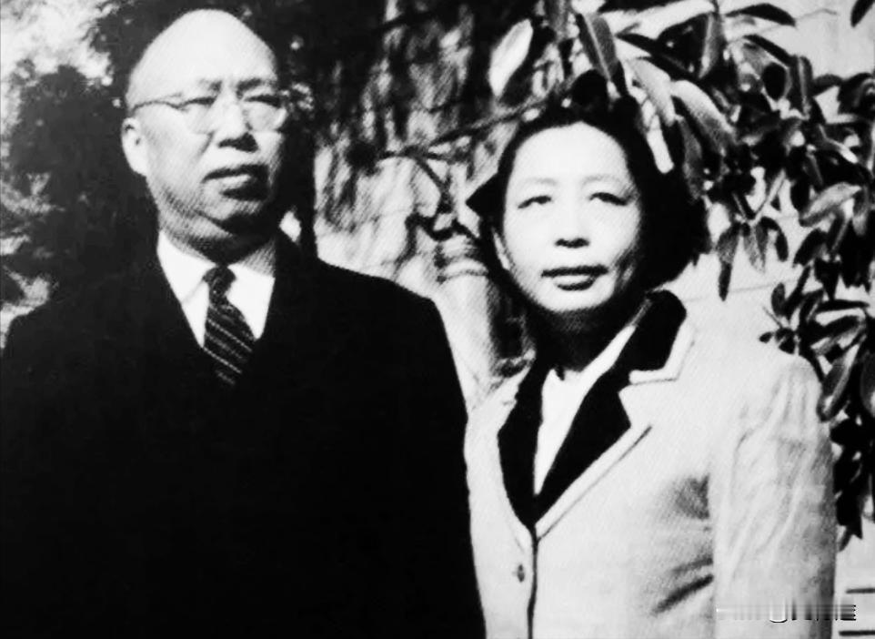 林月琴改嫁罗荣桓元帅后没多久，她传说中牺牲的前夫就回来了，这下太尴尬了。毛主席一