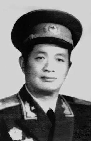 红军时期的师政委，解放战争的军政委，按资授中将绰绰有余，可到了1955年授衔只是