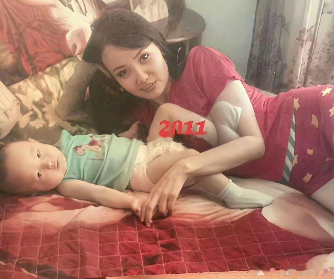 14年过去了，萌娃一夜之间长大了，妈妈的美貌却没什么变化。