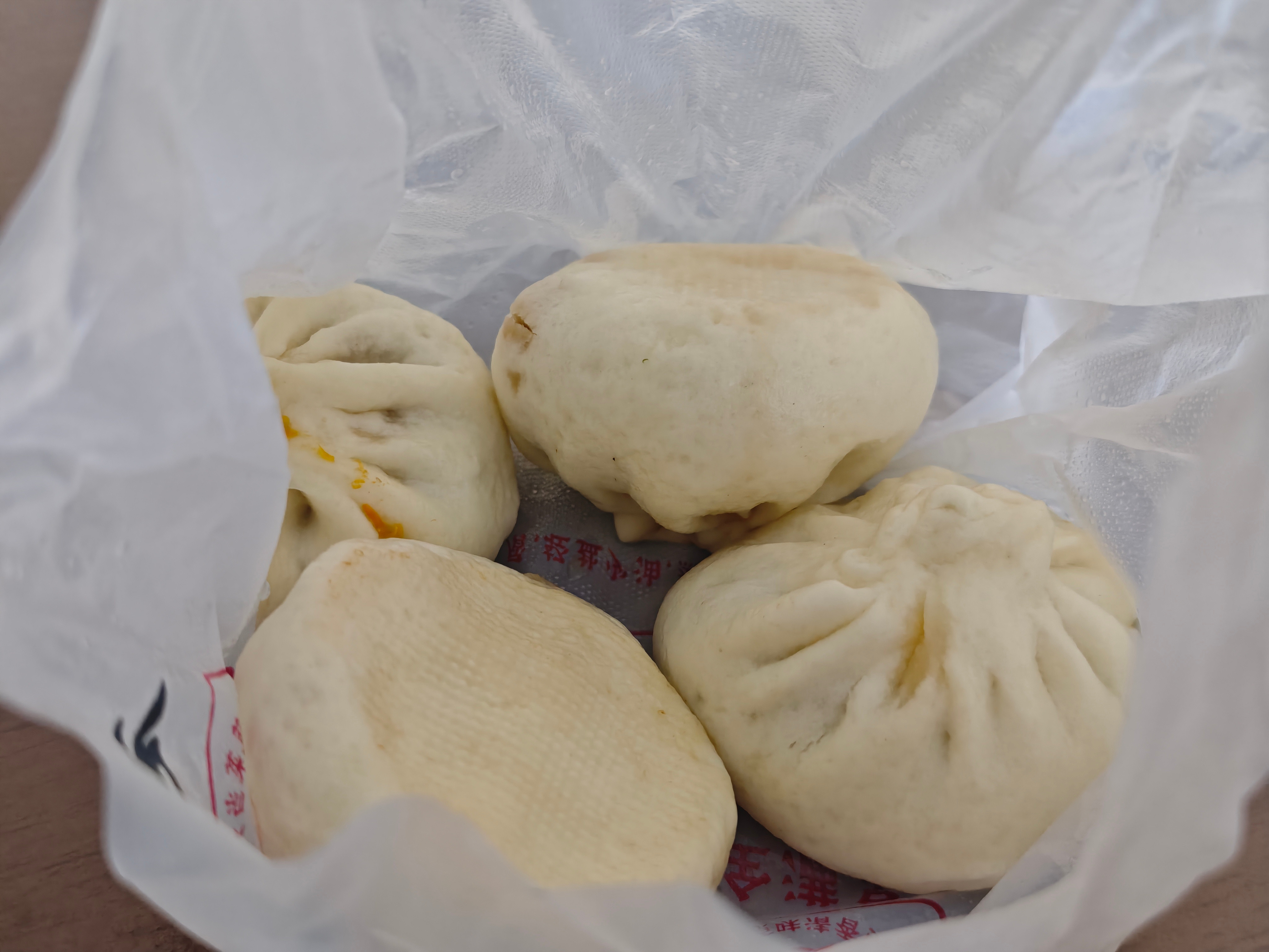 欧哥终于到家了，奖励我自己吃点大包子吧昨天到今天，差点没把屁股坐烂了，而且还晕车