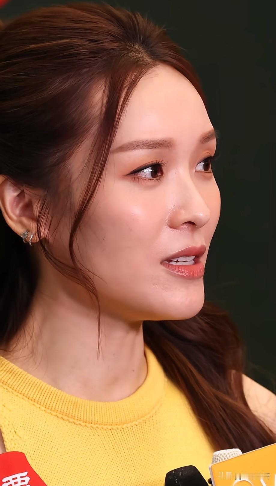 44岁李佳芯状态封神！无滤镜怼脸采访，肌肤细腻少女感拉满近日，TVB女星李