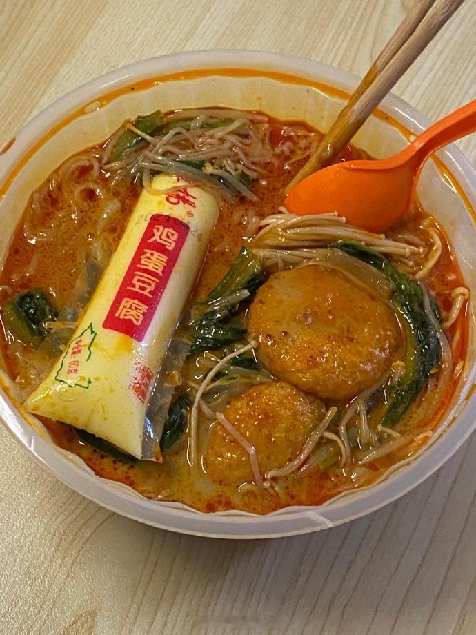 一个爱吃麻辣烫的小女孩轻轻碎掉了​​​