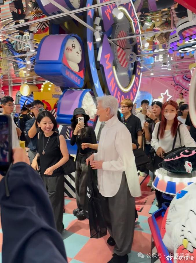 在上海偶遇“全球首富”的妈妈！网友：没想到，我们还是“同担”！​