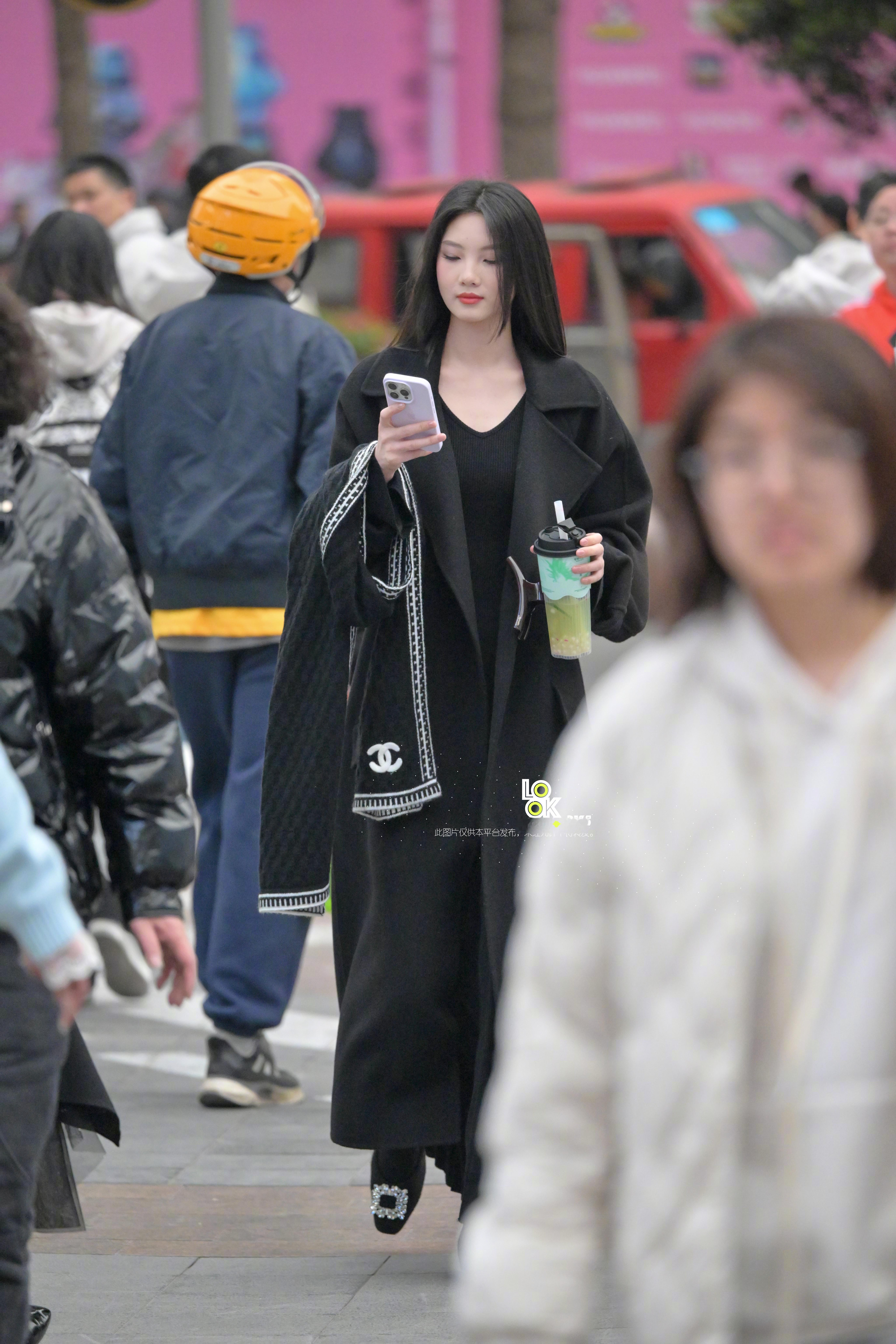 手机玩得好认真​​​