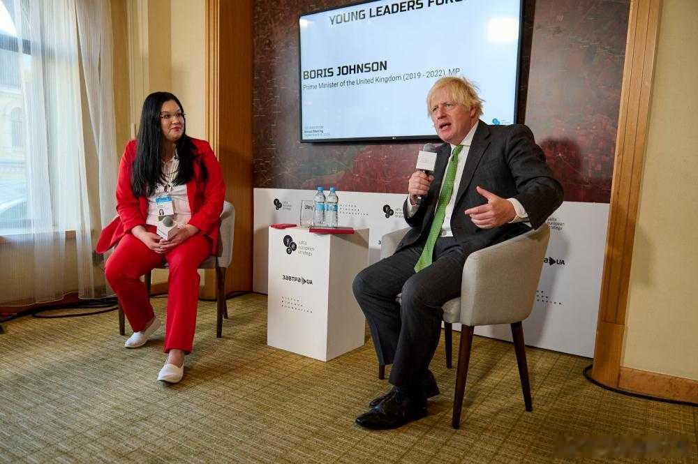 英国前首相鲍里斯·约翰逊又谈到了一个争论了四年多的问题：普京为什么一定要阻止乌克兰倒向西方？他的答案