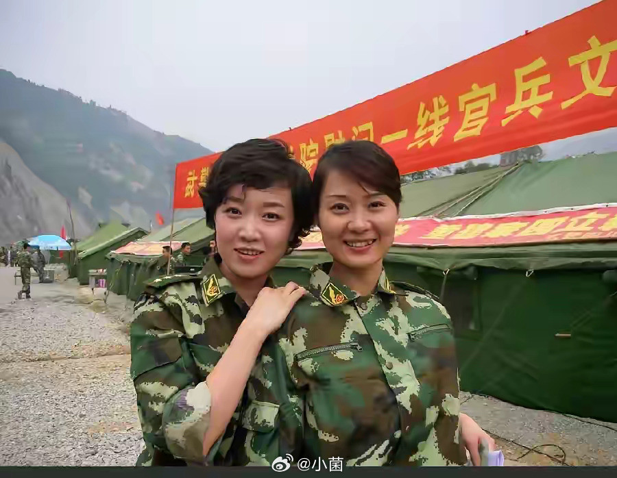 这两个人可不是一般人，武警部队服役过的同志们，都应该听过她们的大名吧，尤其是左侧