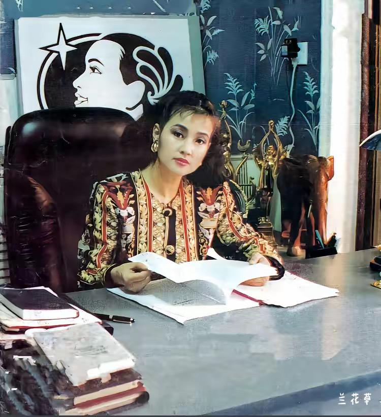 当年刘晓庆做老板时风头甚健。这是她在办公室的留影。时年1996。她美吗？我觉
