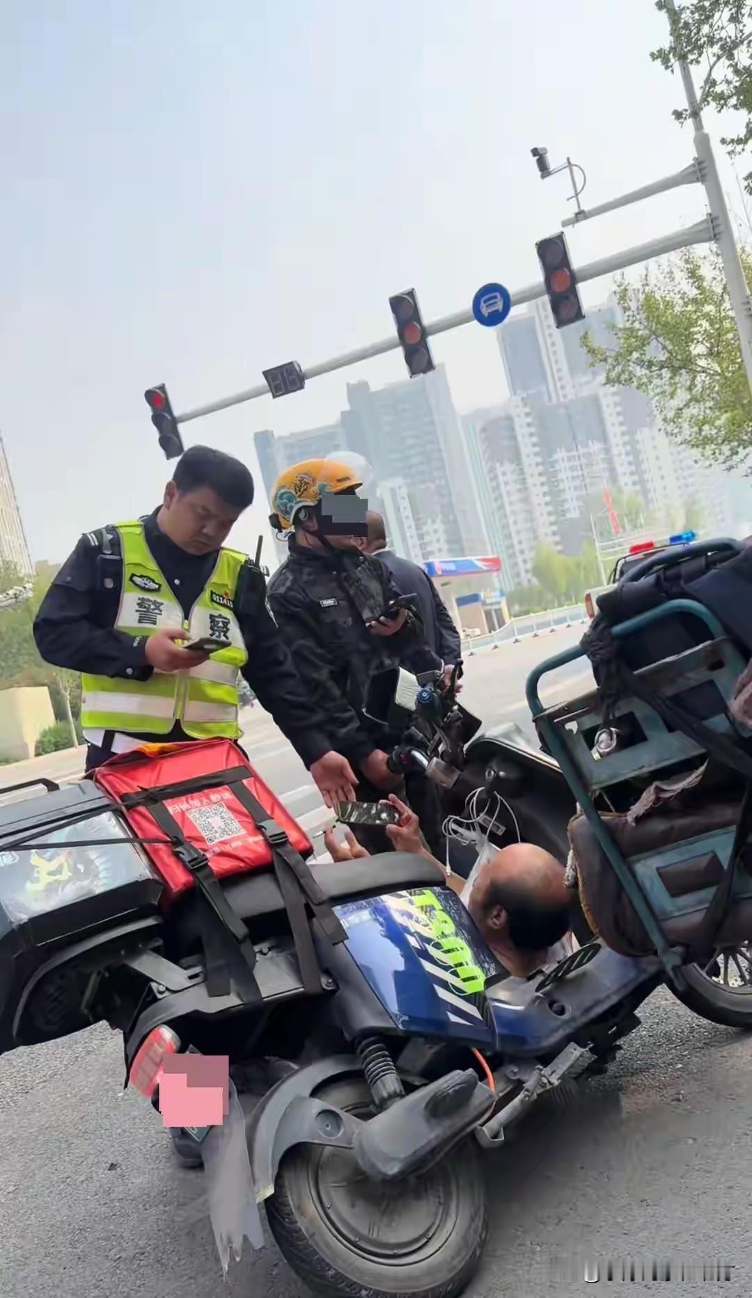 石家庄这位交警火了！近日，河北石家庄街头发生了这样令人心酸又暖心的一幕，外卖小哥