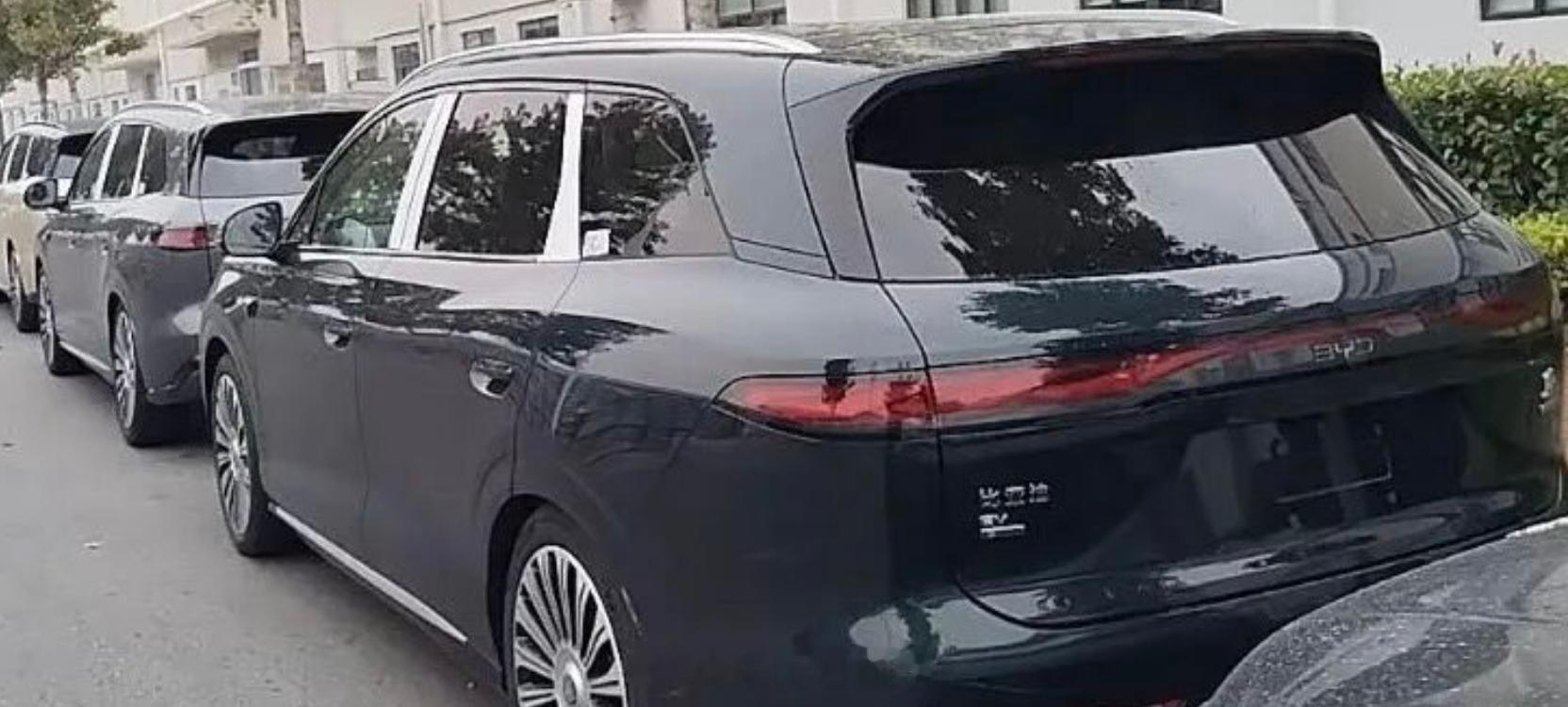 比亚迪第三代唐实车内饰曝光！近日，我们获取了一组比亚迪第三代唐实车的外观和内饰照