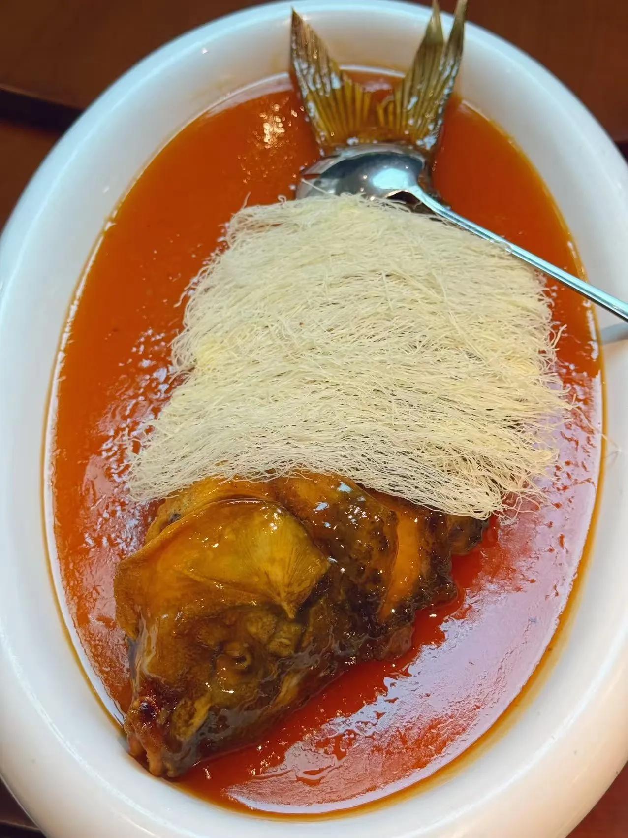 香浓的红烧排骨配上劲道的粉丝，每一口都是满足！🍜🍖