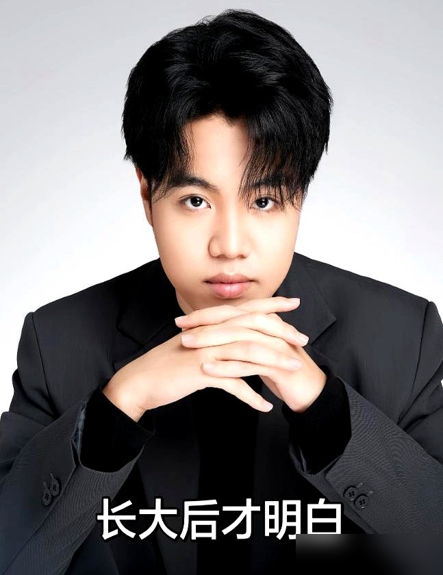 李琳给亲儿子新歌摇旗呐喊，评论区直接炸了。亲儿子发歌，她恨不得拿大喇叭喊，全网转发。再看继子王亮，那