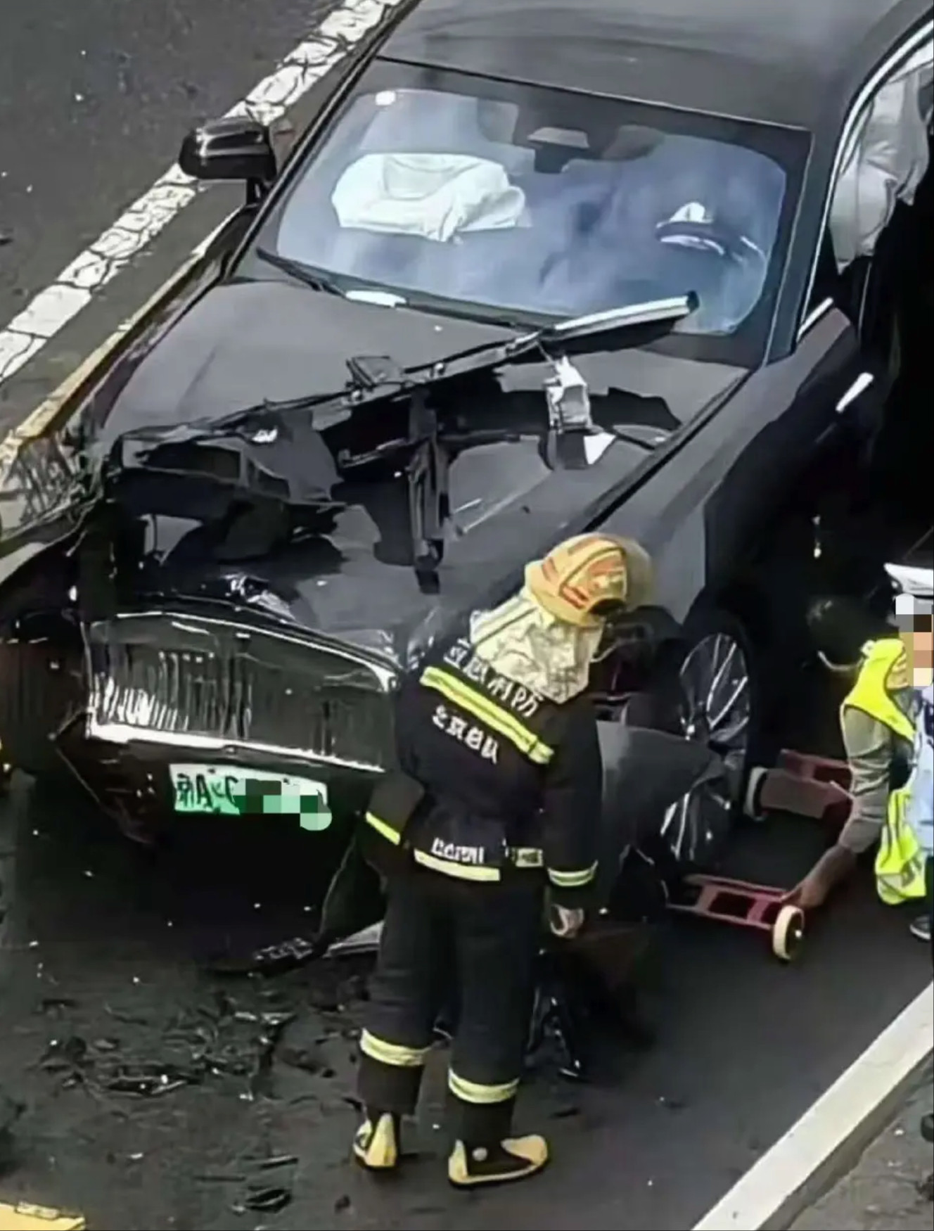 陈震劳斯莱斯发生车祸看网传照片是正面碰撞，前面明显凹进去一大块主副驾气囊爆开、