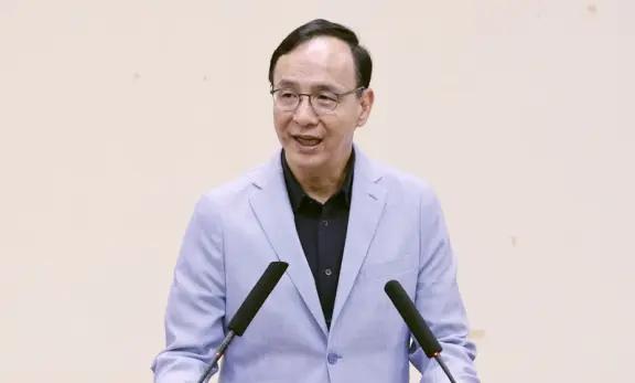 现在岛内最火爆的两件事，一件就是国民党要选党主席，另一件就是柯建铭要不要辞职。