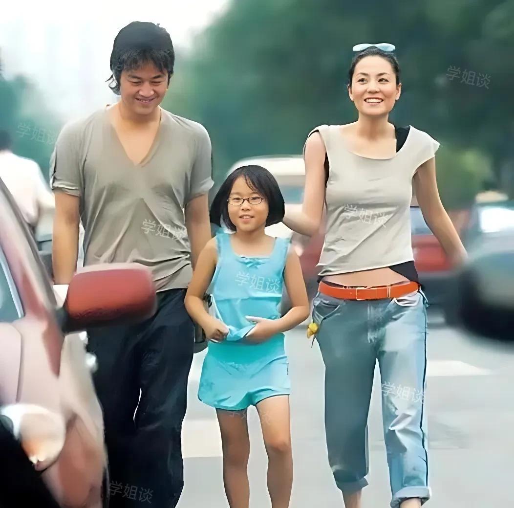终于理解王菲当年为什么非要嫁给李亚鹏了二十年前的李亚鹏真的蛮性感啊，皮肤白皙，
