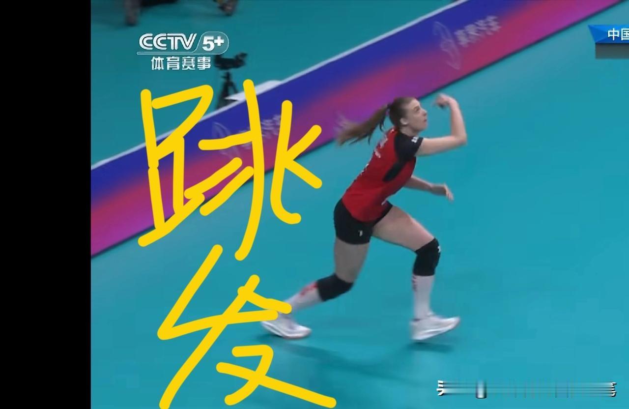 憋不住笑了[呲牙笑]，对阵上海女排，北京女排外援法布里斯尝到了大力跳发的甜头，她先