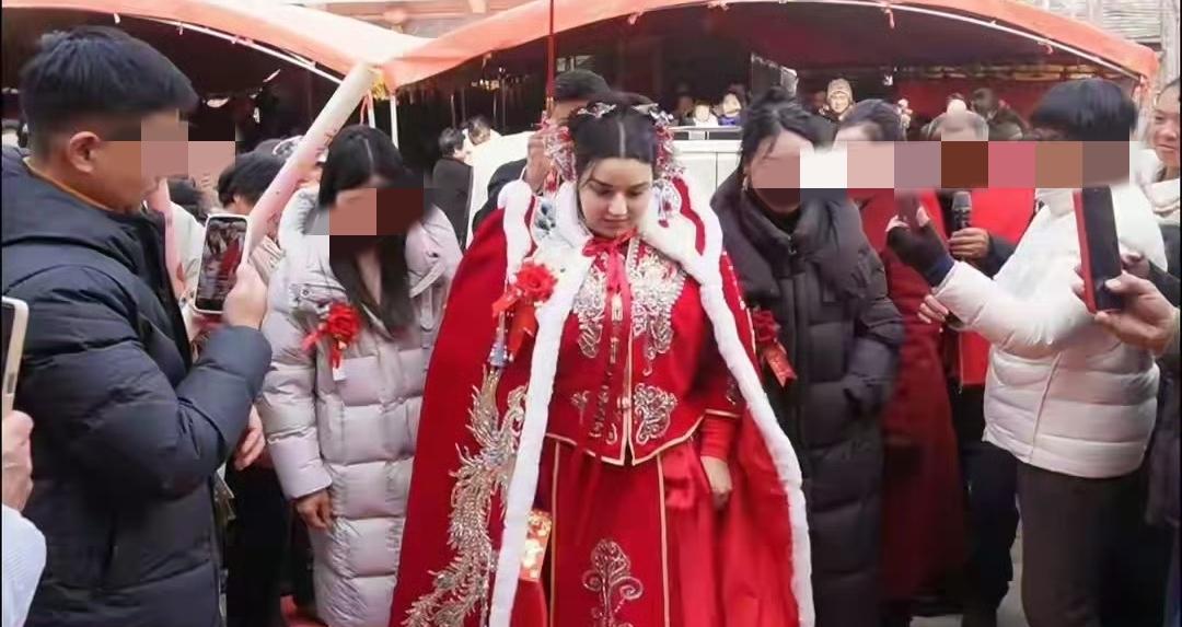 近日，安徽阜阳一场跨国婚礼火遍全网。31岁农村小伙马先生，迎娶24岁00后埃