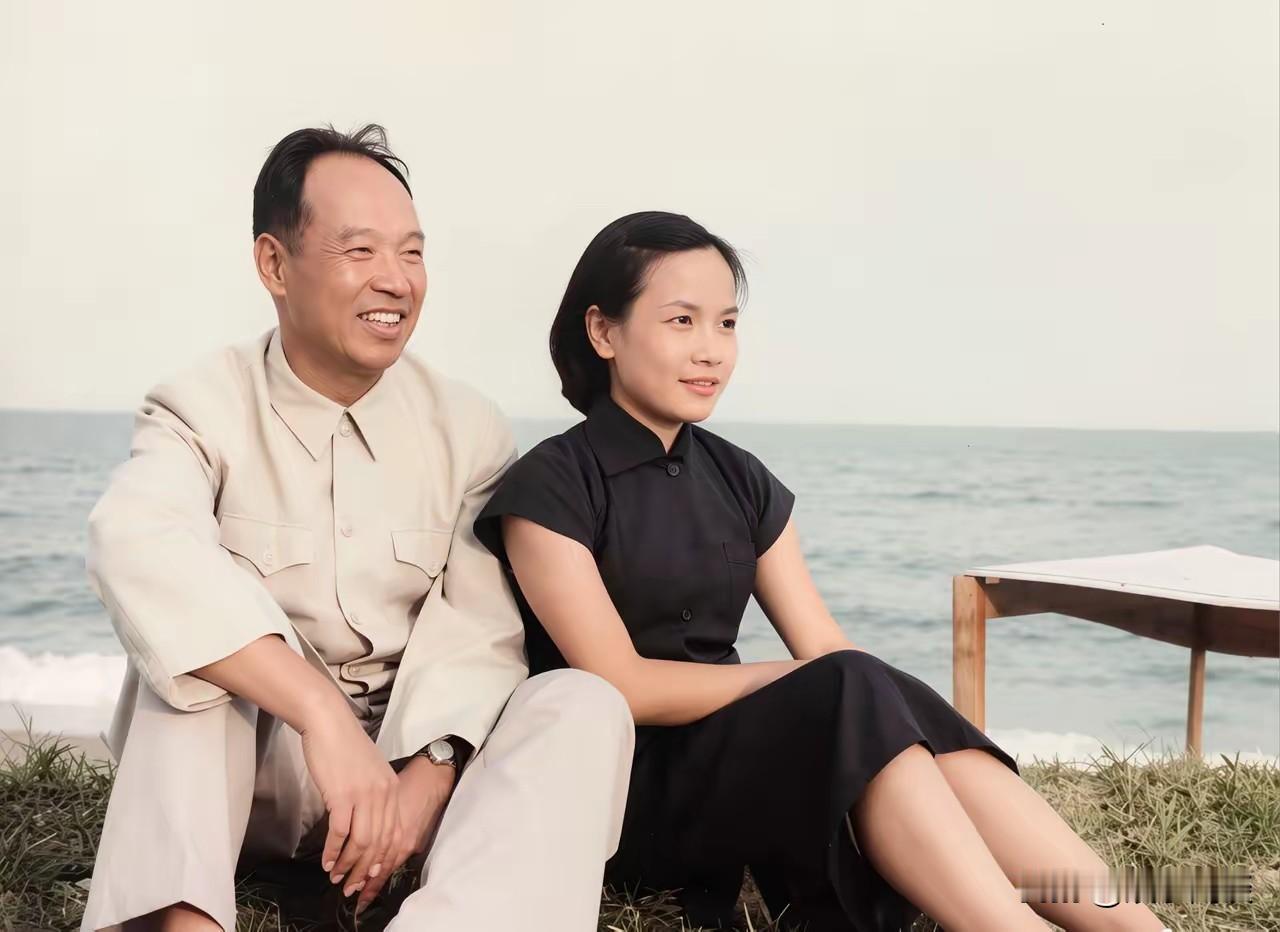 谁能想到老一辈革命家属气质这么出众！彭真夫人张洁清1952年北戴河海滨留影，彼时