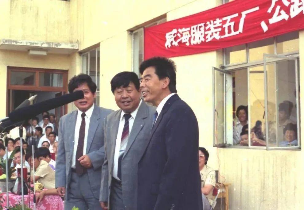 这三位是相声界的顶流表演艺术家，他们演绎的相声作品家喻户晓。你能说出他们的名字吗