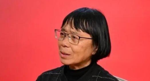 1995年，张桂梅丈夫去世，一天一位女老师摸了摸她的肚子，惊讶的说：“你肚子圆鼓