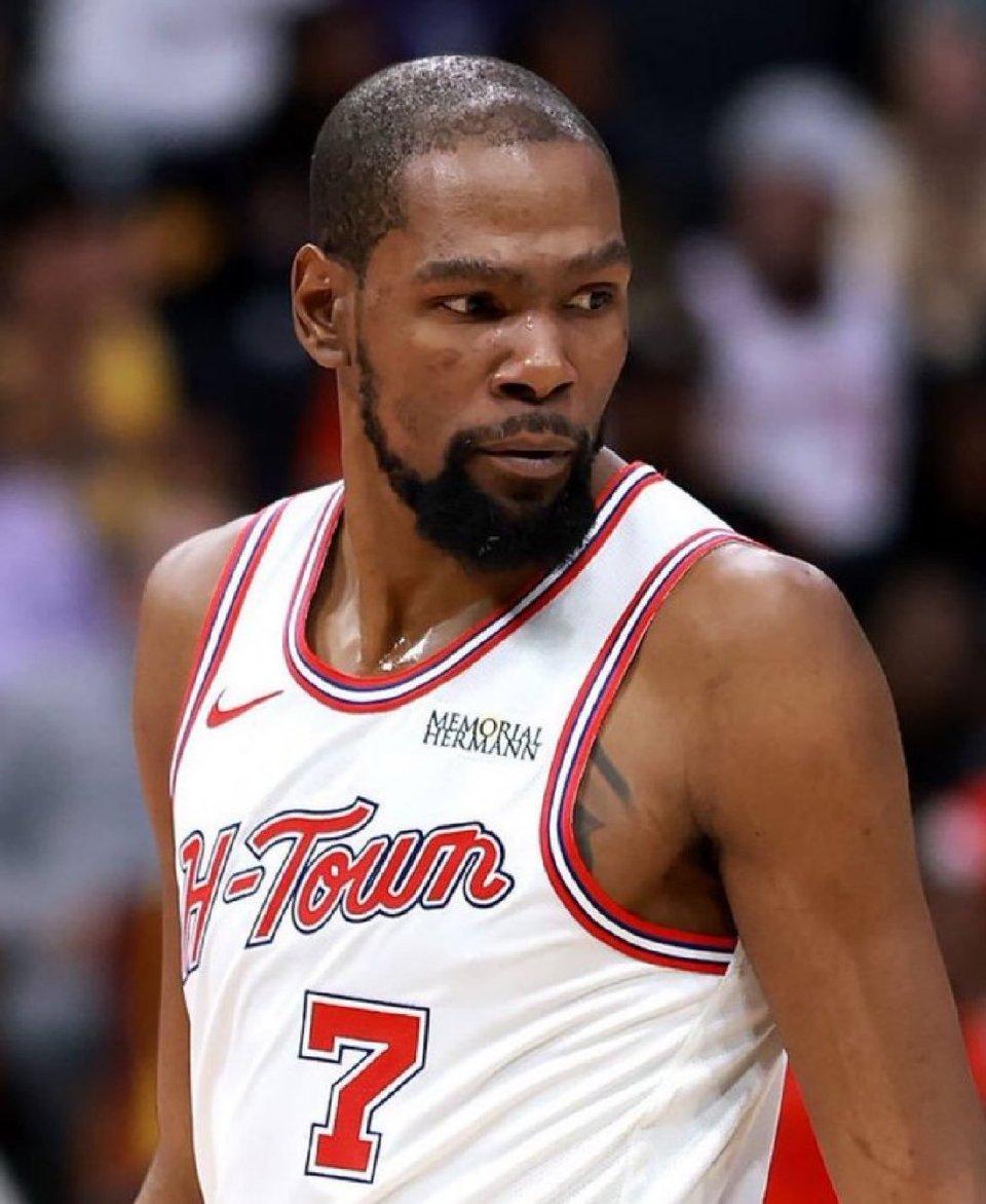 杜兰特最近被点名表扬啊，常规赛78场等于是满勤。这在联盟都罕见，上赛季在太阳